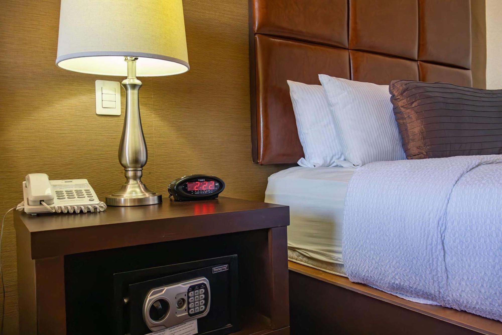 Best Western Premier Monterrey Aeropuerto Apodaca Exterior photo A safe in a hotel room