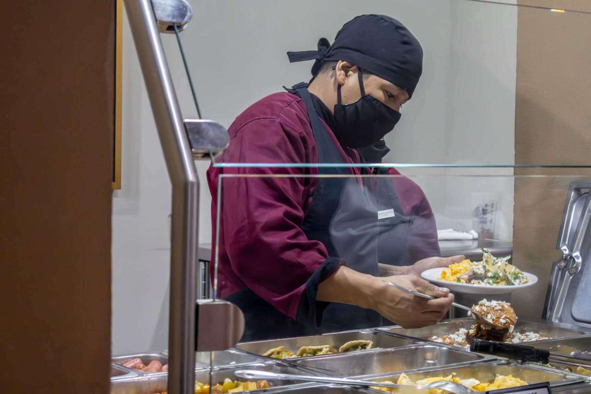 Best Western Premier Monterrey Aeropuerto Apodaca Exterior photo A cook wearing a face mask at a hospital in New York City