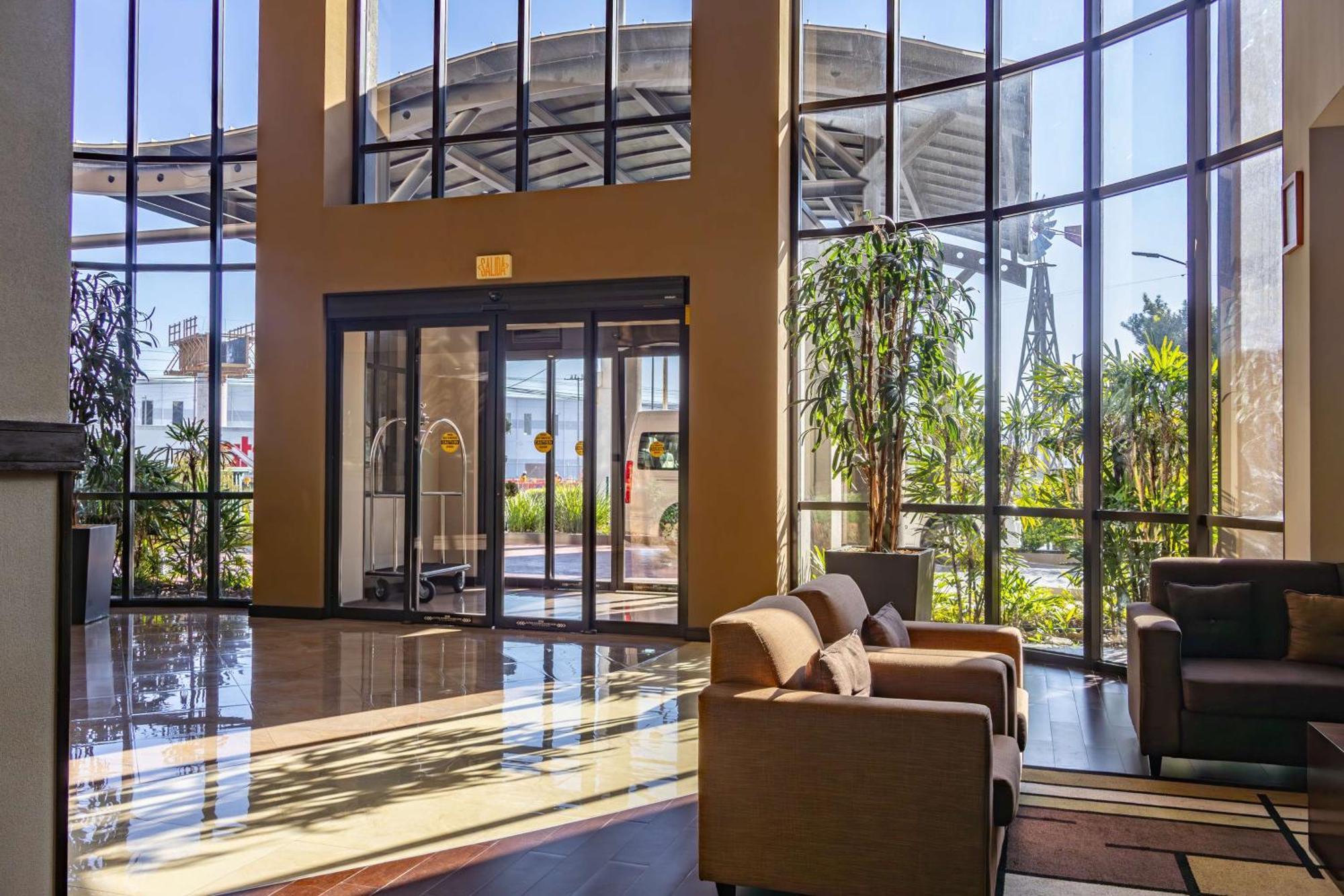 Best Western Premier Monterrey Aeropuerto Apodaca Exterior photo Lobby