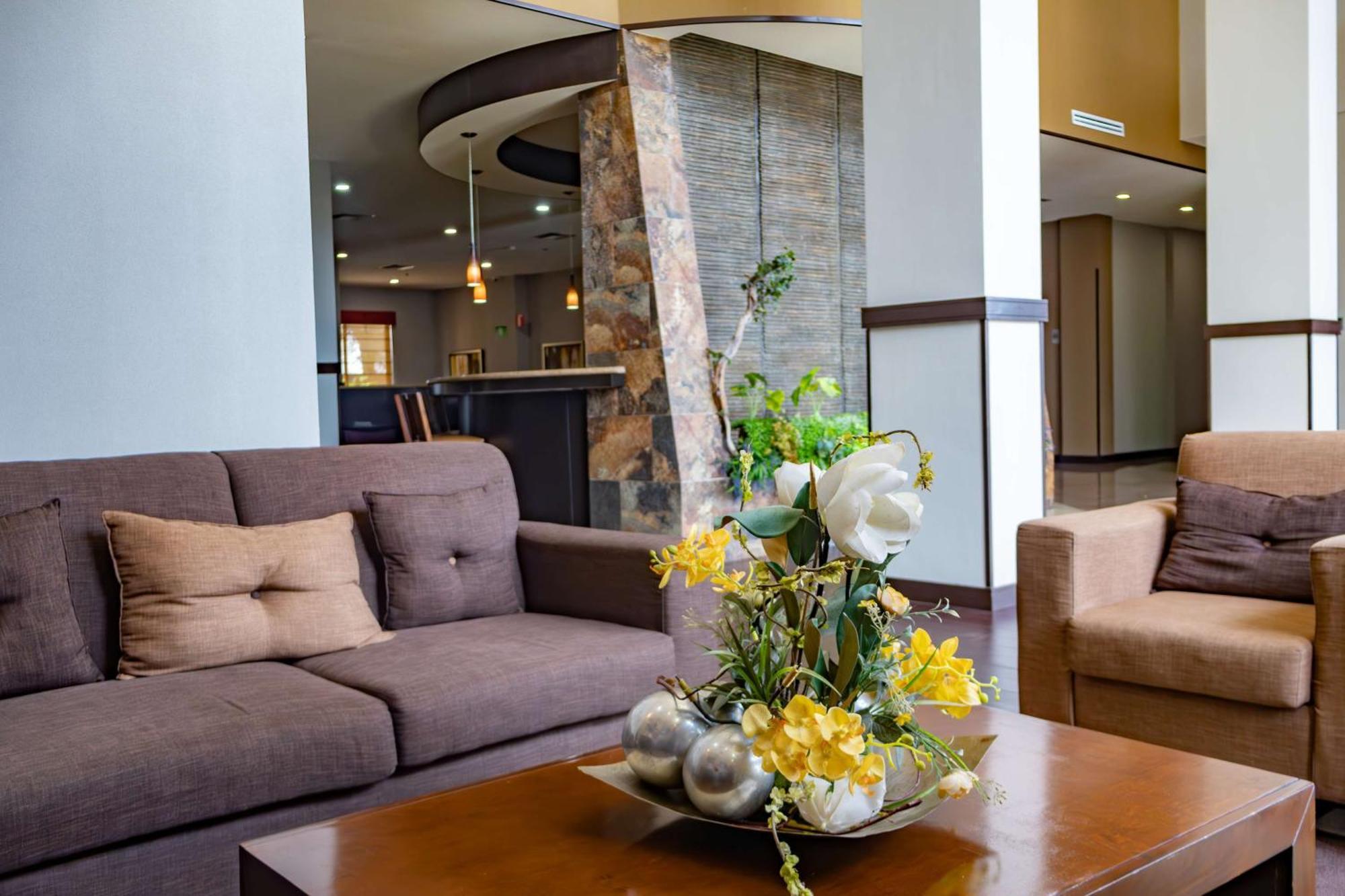 Best Western Premier Monterrey Aeropuerto Apodaca Exterior photo Lobby
