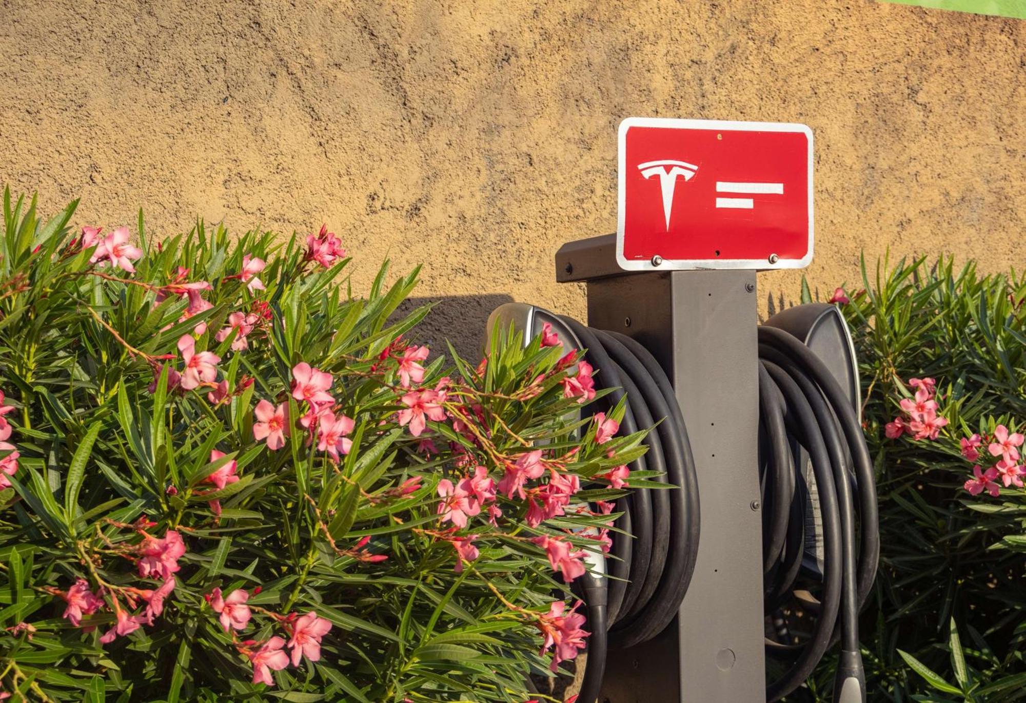 Best Western Premier Monterrey Aeropuerto Apodaca Exterior photo Tesla Supercharger station in Spain