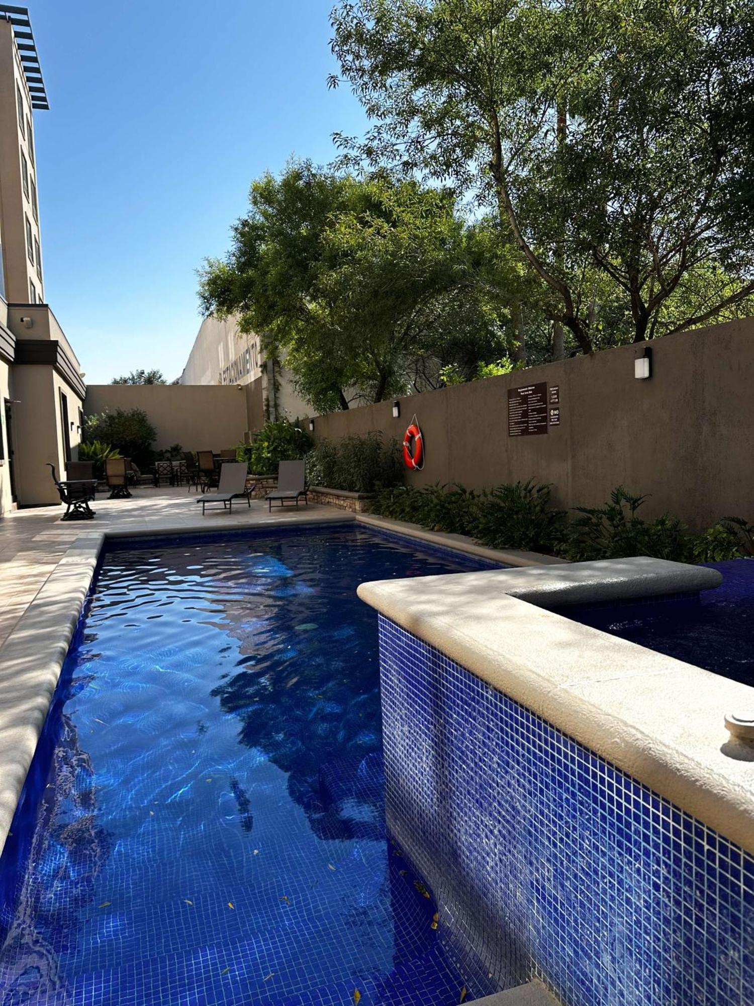 Best Western Premier Monterrey Aeropuerto Apodaca Exterior photo Swimming pool at the hotel