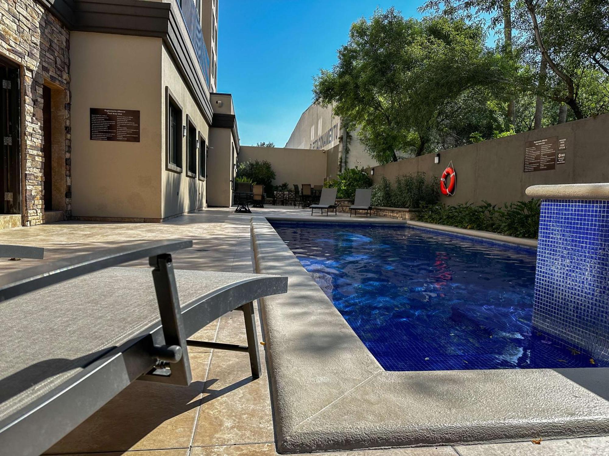 Best Western Premier Monterrey Aeropuerto Apodaca Exterior photo Swimming pool at the hotel